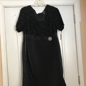 BEAUTIFUL  PLUS SIZE EVENING DRESS- NEVER WORN